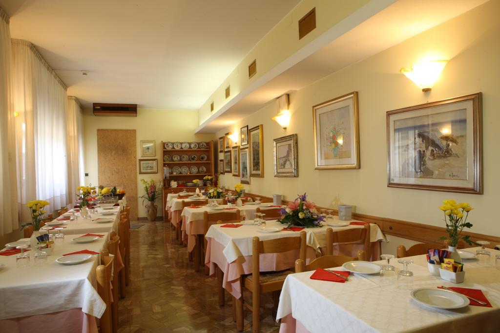 Albergo Alla Campana Доло Екстериор снимка